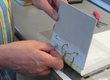Het aanrijgen van de borden