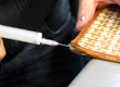 Injecteren van een kapotte bordhoek met lijm