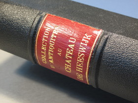 In detail het originele titelschildje